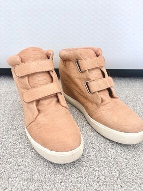 Coconuts by Matisse Timberwolf Size Wedge Suede Sneakers in Tan/Brown Size W 7.5